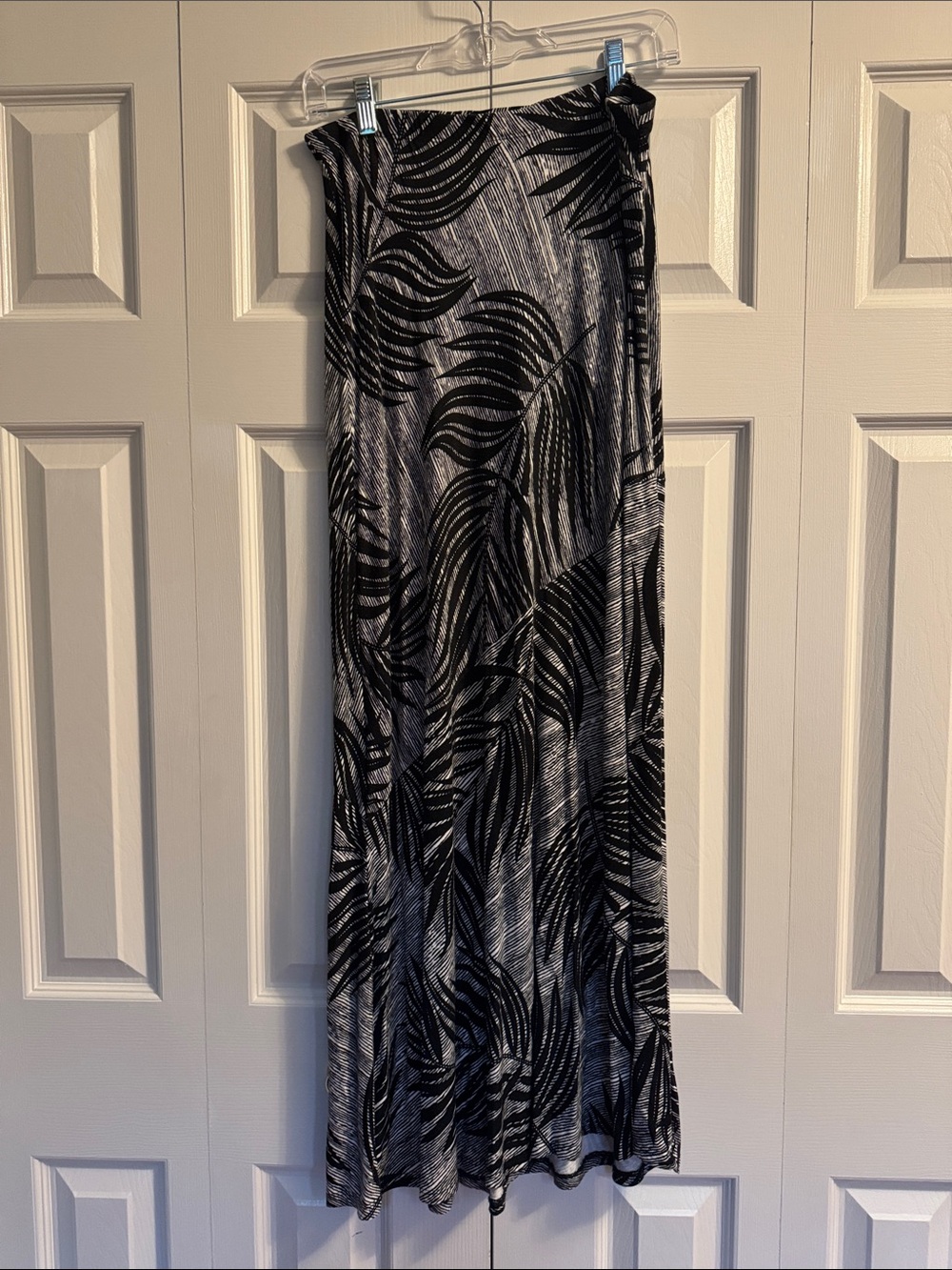 Matty M Black and White Palm-Pattern Maxi Skirt, M